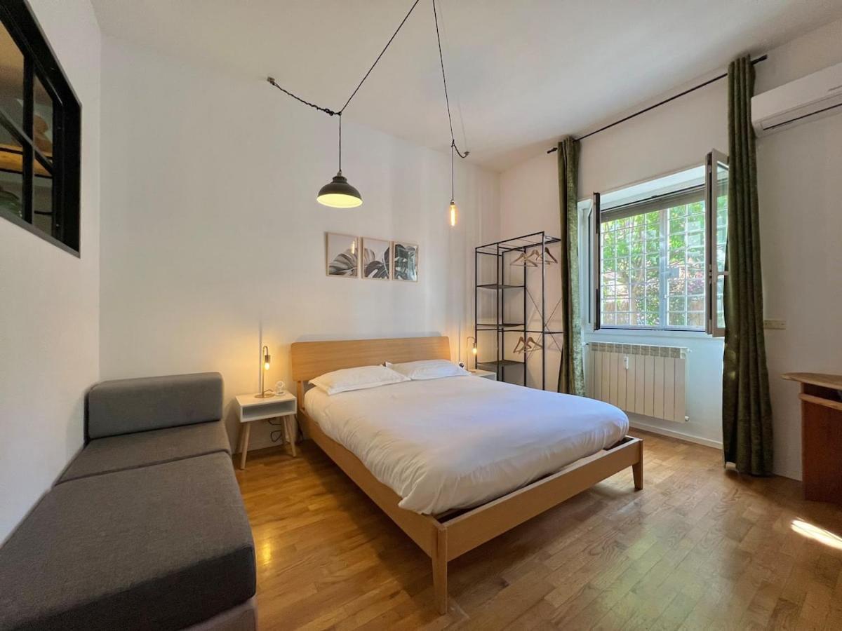 Stylish With Private Parking, Garden And Metro Apartment Rome