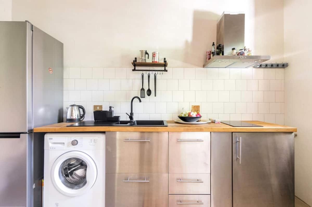 Stylish With Private Parking, Garden And Metro Apartment