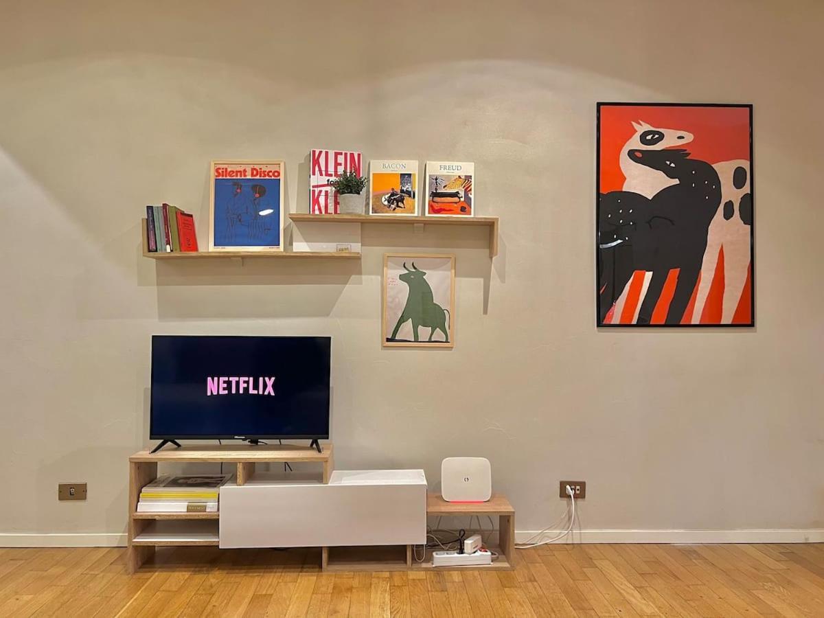 Stylish With Private Parking, Garden And Metro Appartamento